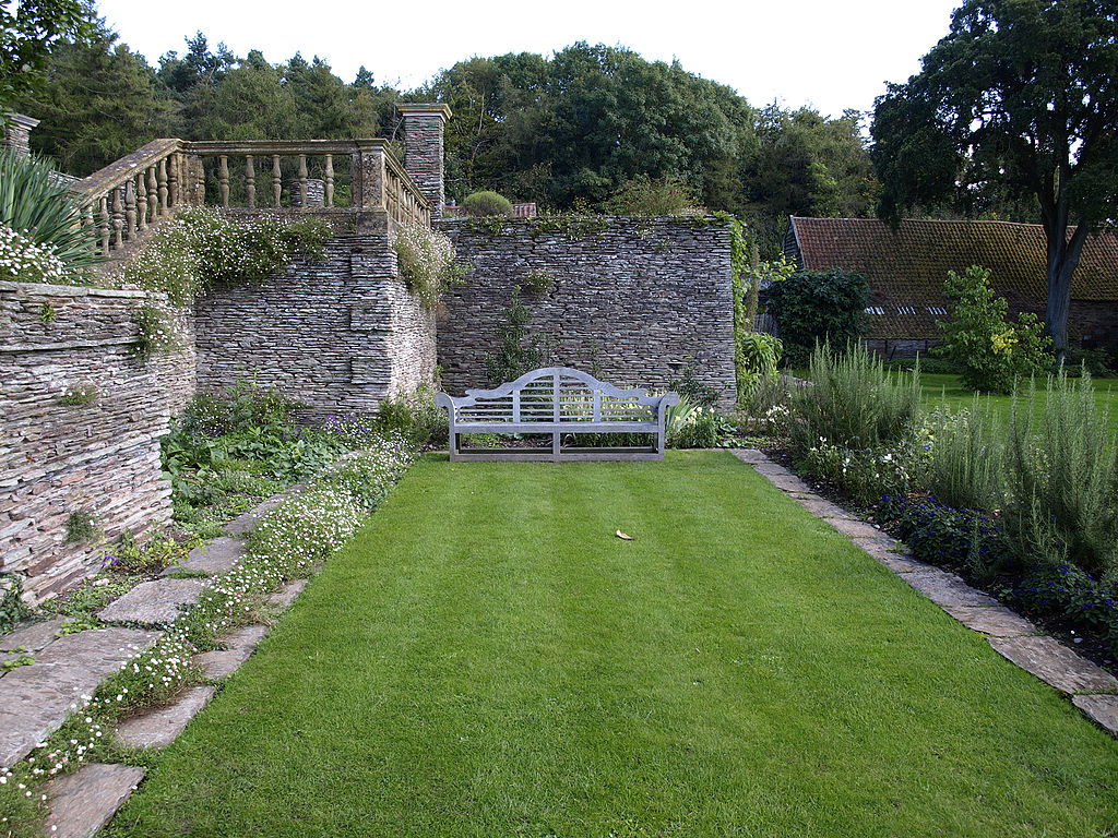 1024px-Hestercombe;_Lutyens_designed_bench.jpg