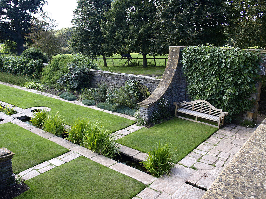 1024px-Hestercombe_rill2.jpg