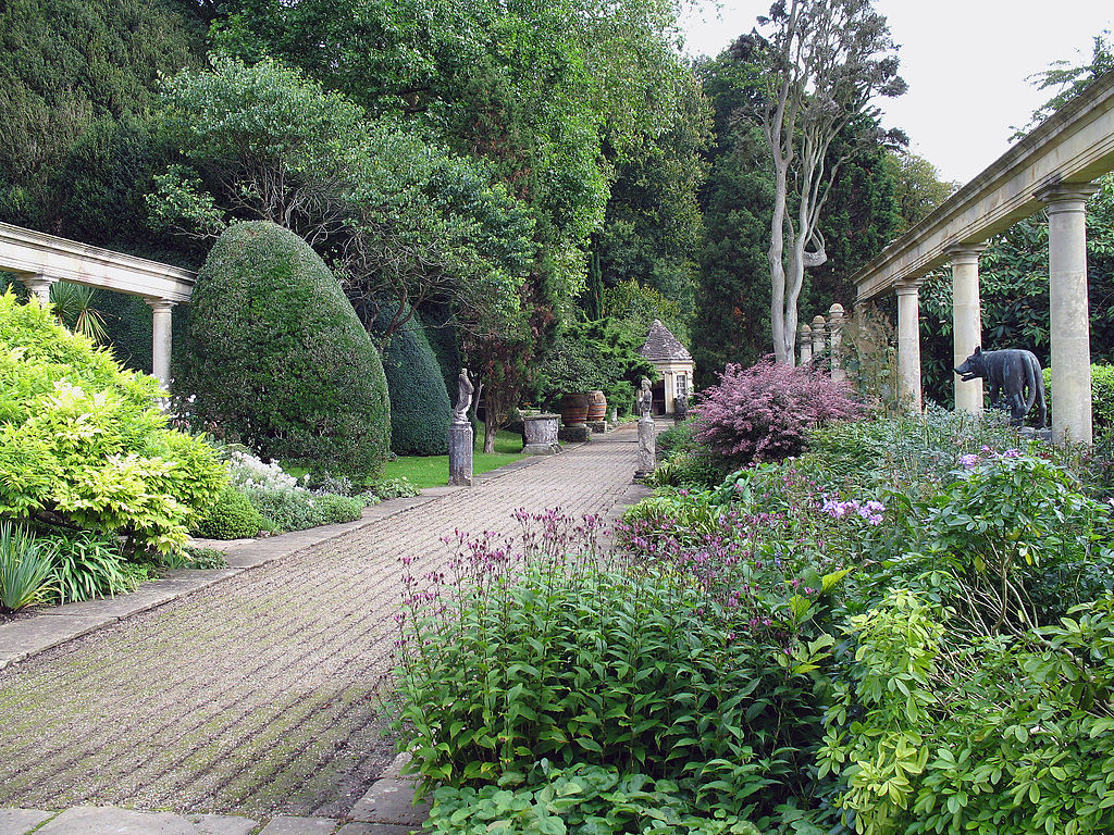 1024px-Iford_Manor_-_garden_06.jpg