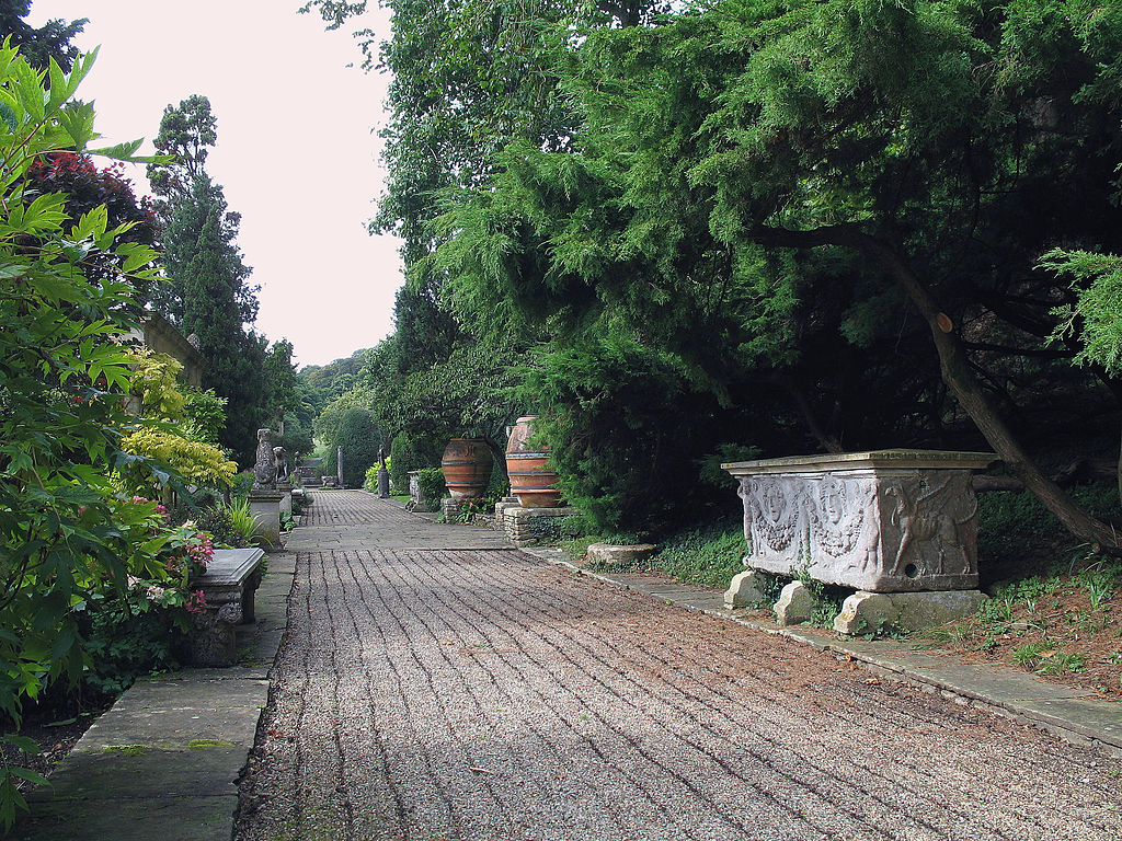 1024px-Iford_Manor_-_garden_07.jpg