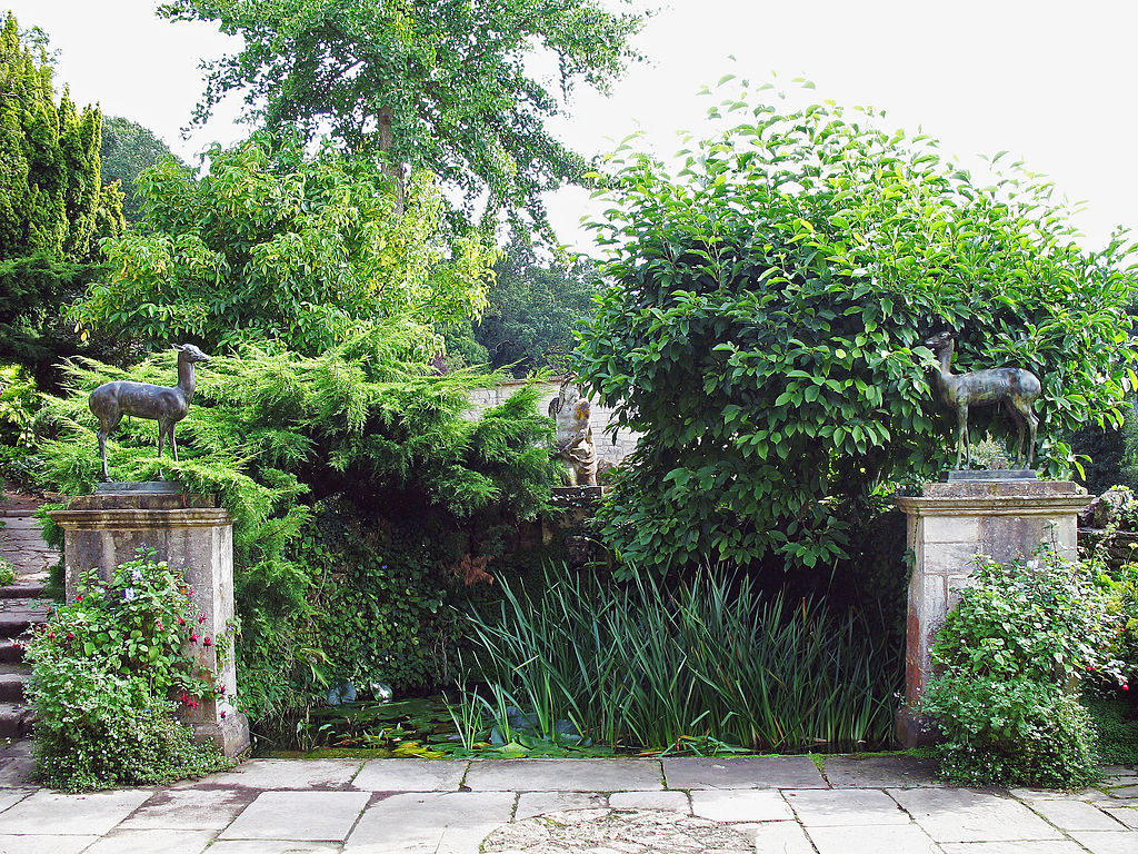 1024px-Iford_Manor_-_loggia_pool.jpg