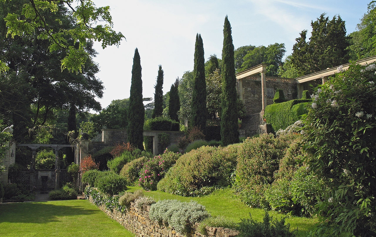 1280px-Iford_Manor_-_garden_02.jpg