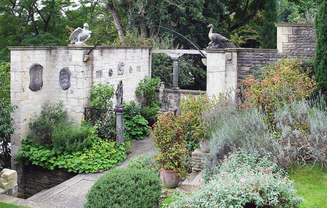 1280px-Iford_Manor_-_garden_04.jpg