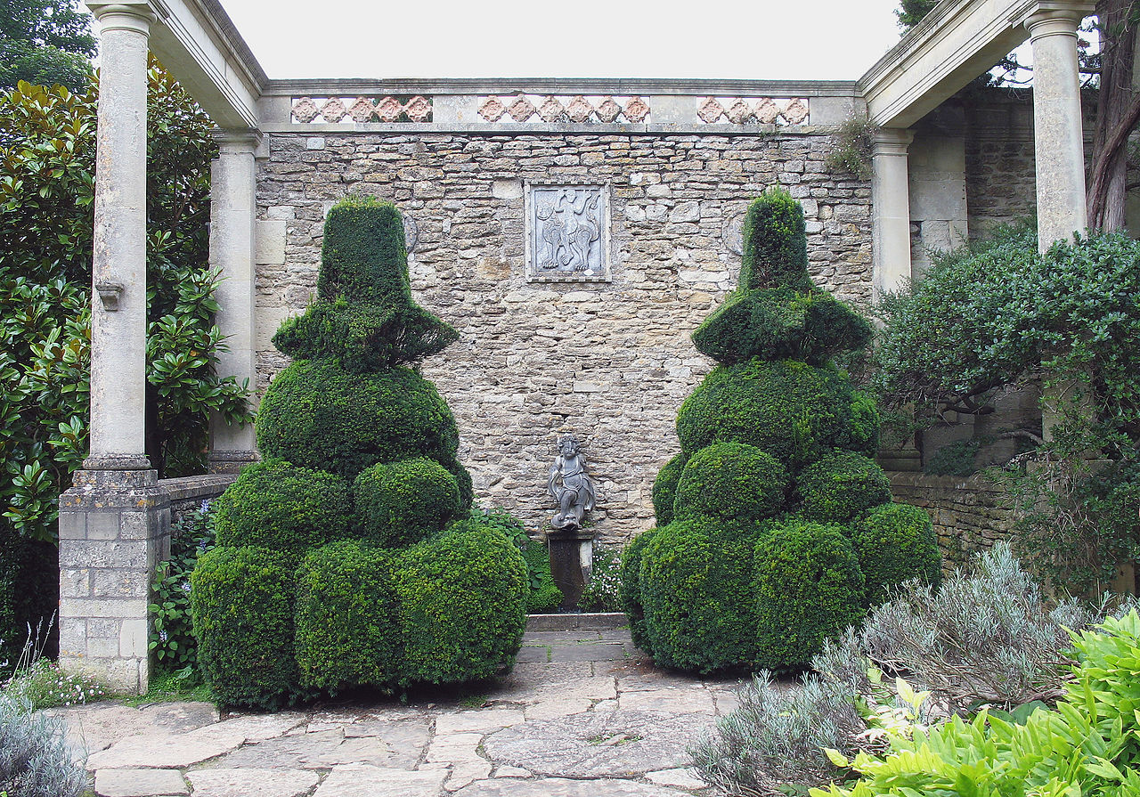 1280px-Iford_Manor_-_garden_05.jpg