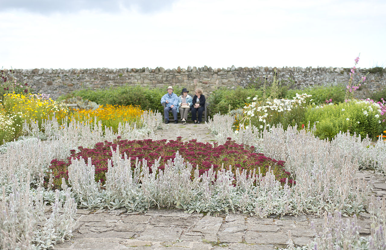 1280px-Lindisfarne_Castle_(8051537495).jpg