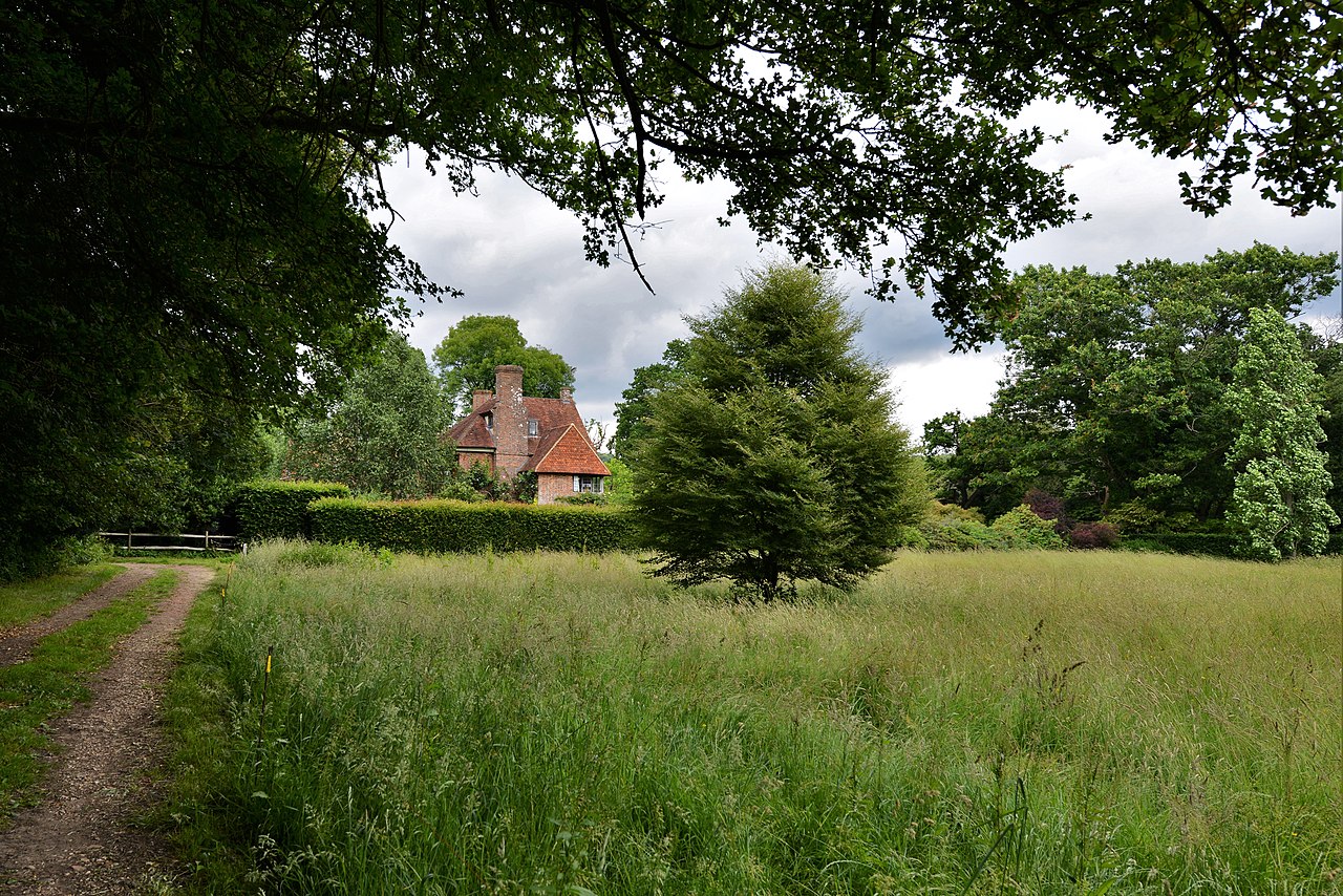 1280px-Vann,_an_Arts_and_Crafts_house_in_Surrey-geograph-5807268-by-Michael-Garlick.jpg