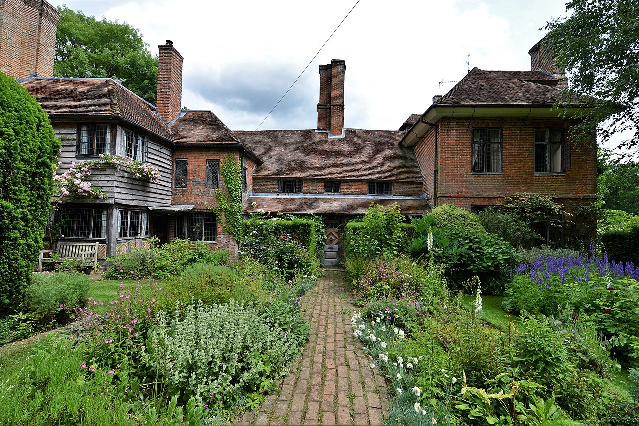 1280px-Vann,_an_Arts_and_Crafts_house_in_Surrey-geograph-5807270-by-Michael-Garlick.jpg