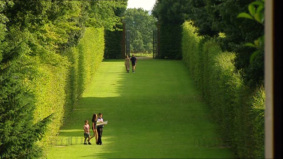 447799122-hidcote-manor-garden-cotswolds-hedgerow-garden-decoration.jpg