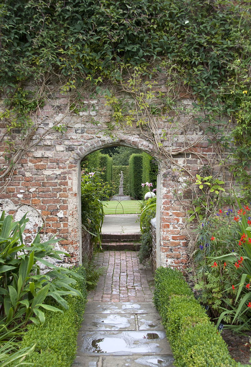 800px-Sissinghurst_Gardens_5_(4907286447) (1).jpg