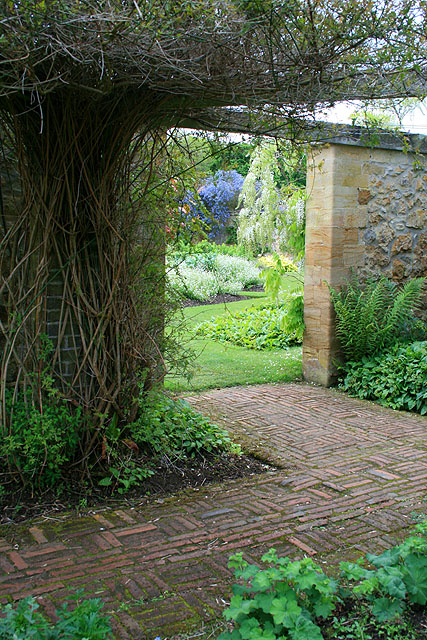 Garden,_Barrington_Court_-_geograph.org.uk_-_1314421.jpg