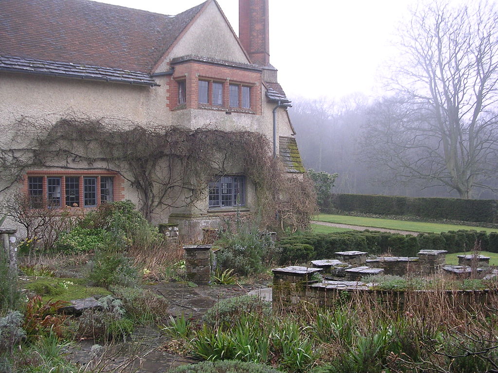 Goddards,_Abinger_Common,_Surrey-1473203814.jpg