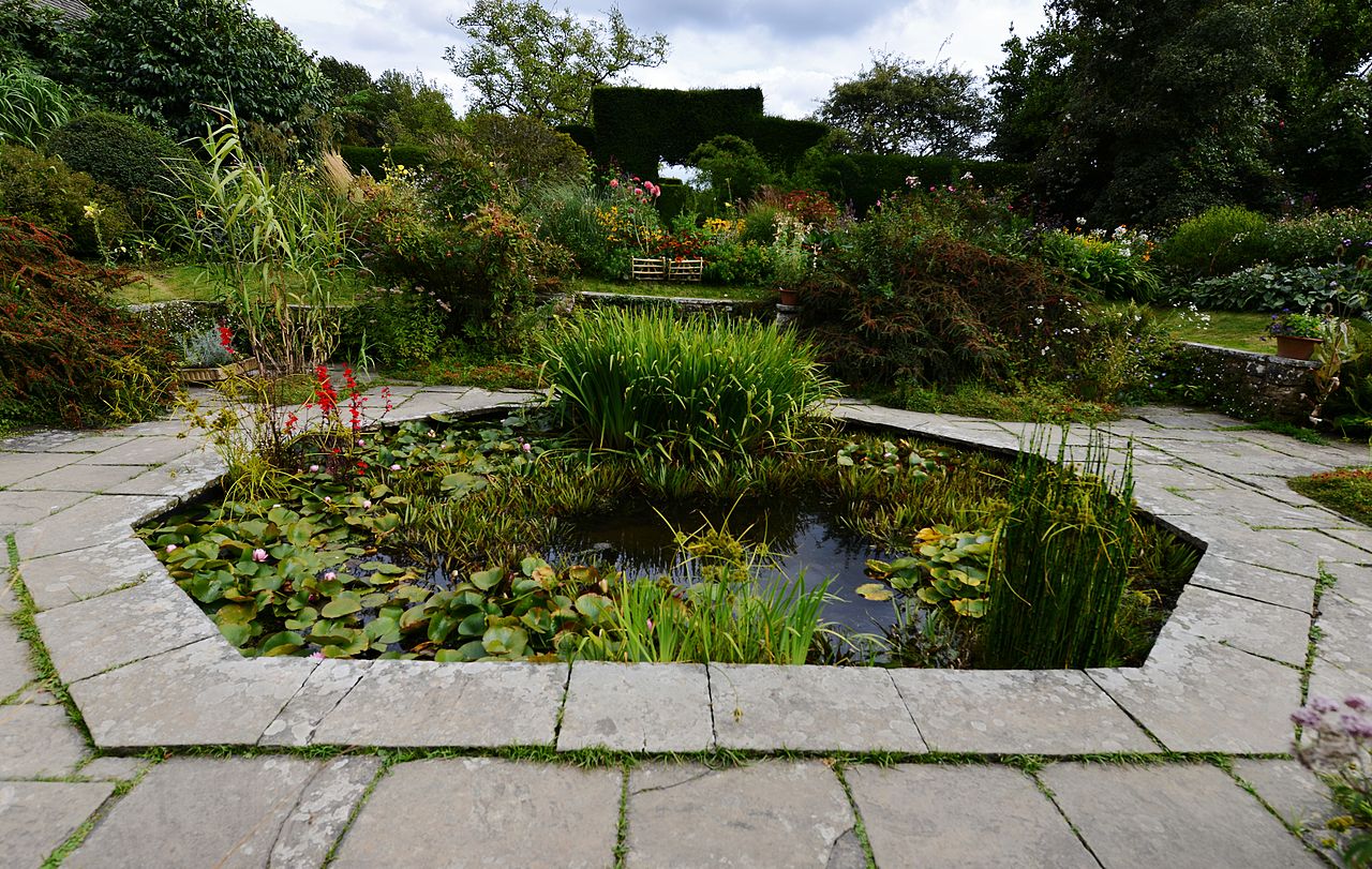 GREAT_DIXTER_GARDEN_The_pond_in_the_sunken_garden.JPG