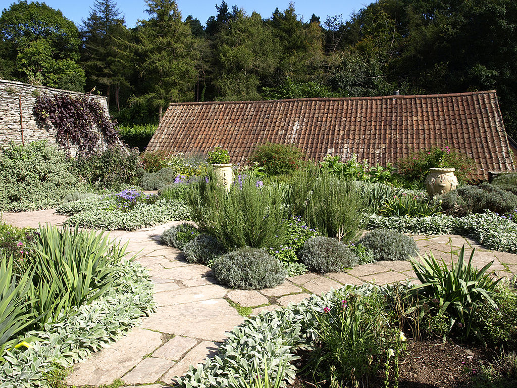 Hestercombe_Dutch_Garden3.jpg