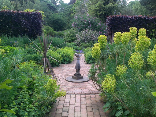 Hidcote-sundial.jpg