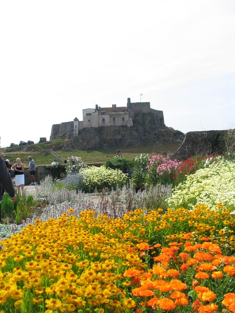 Lindisfarne_Castle_and_its_Jekyll_Garden_-_geograph.org.uk_-_334038.jpg