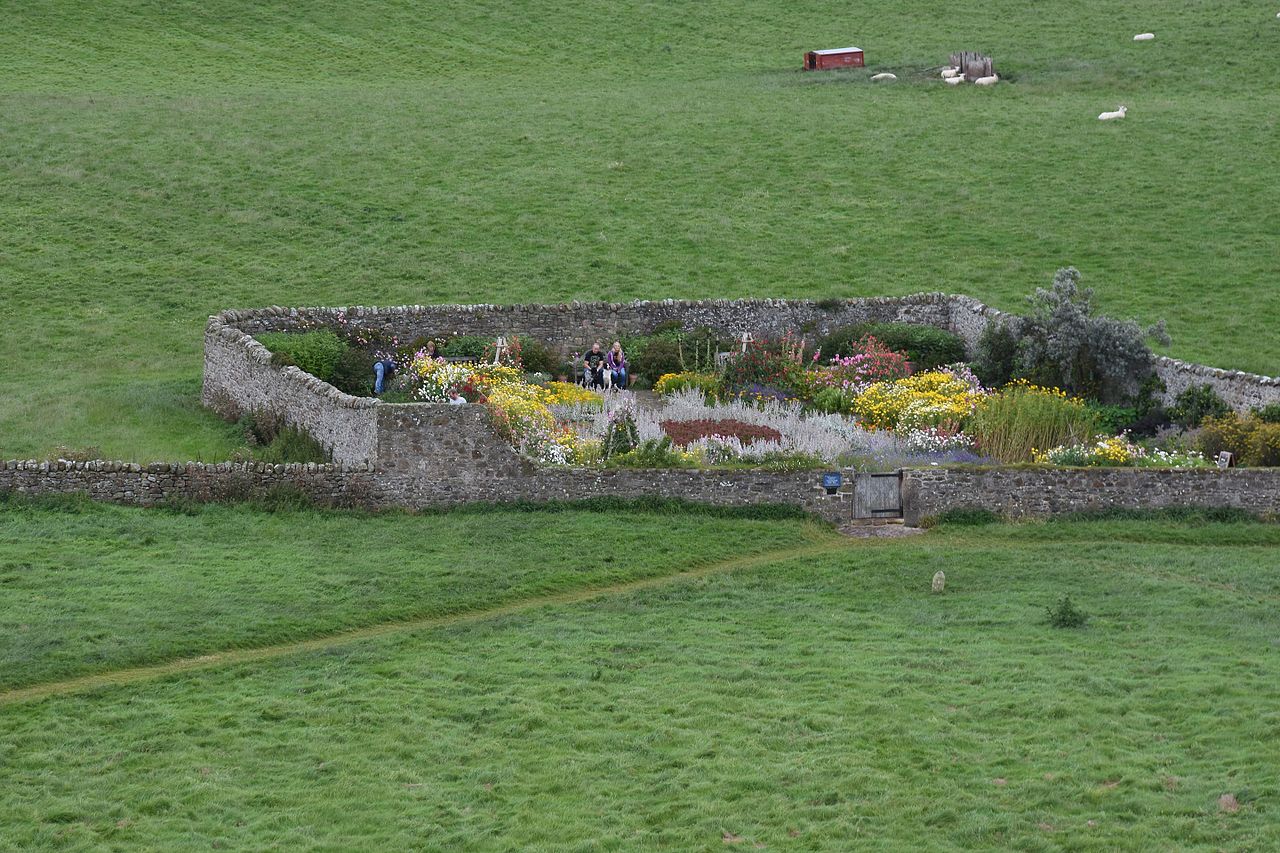 Lindisfarne_Castle_walled_garden.jpg