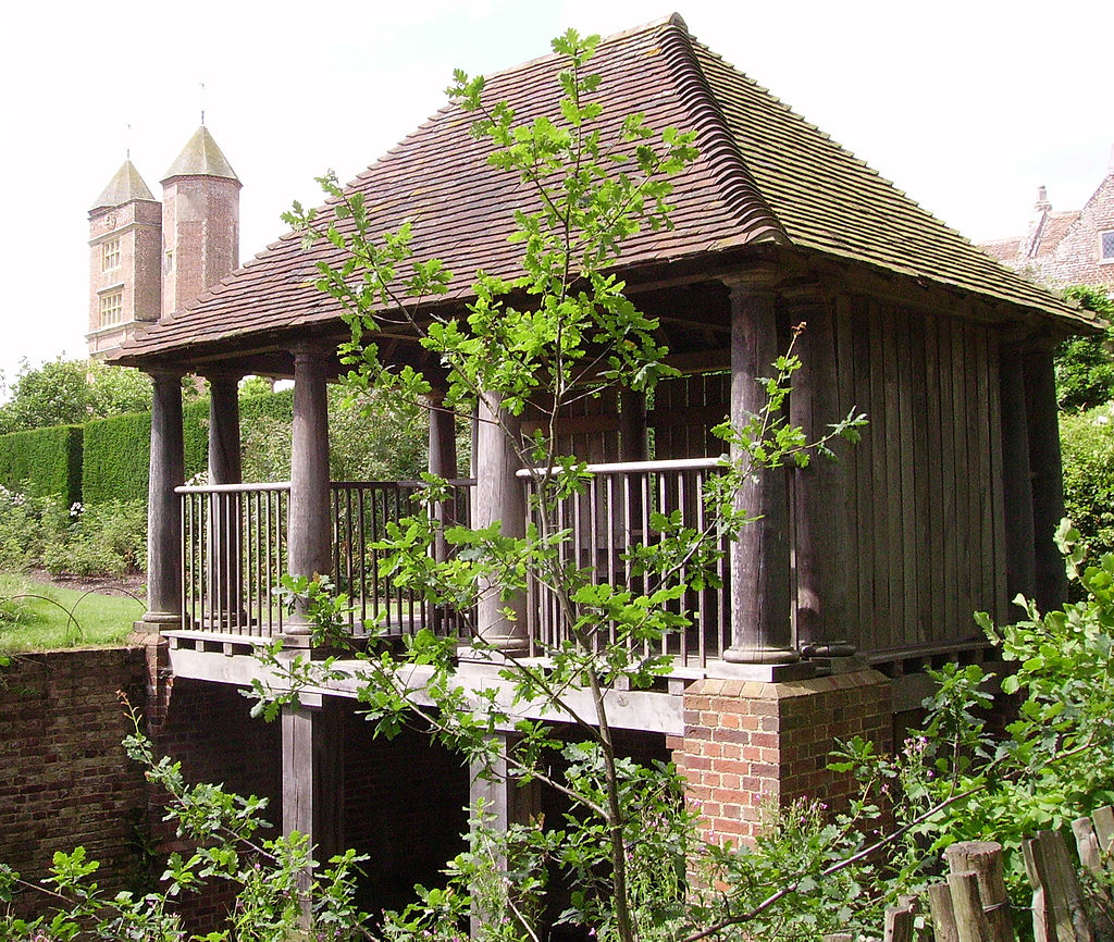 Moat_Sissinghurst_3.JPG