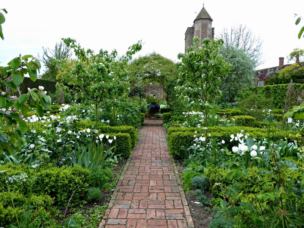 sissinghurst-castle-white-garden-brick-paths-clare-coulson-1466x11е00.jpg