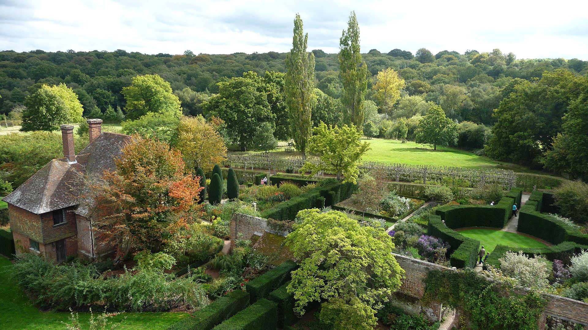 Sissinghurst_Castle_-_Southeast_Gardens.jpg