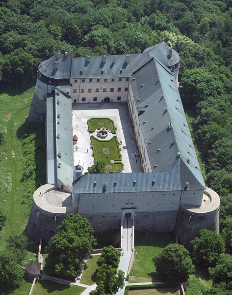 Červený Kameň Vöröskőcivertanlegi1.jpg