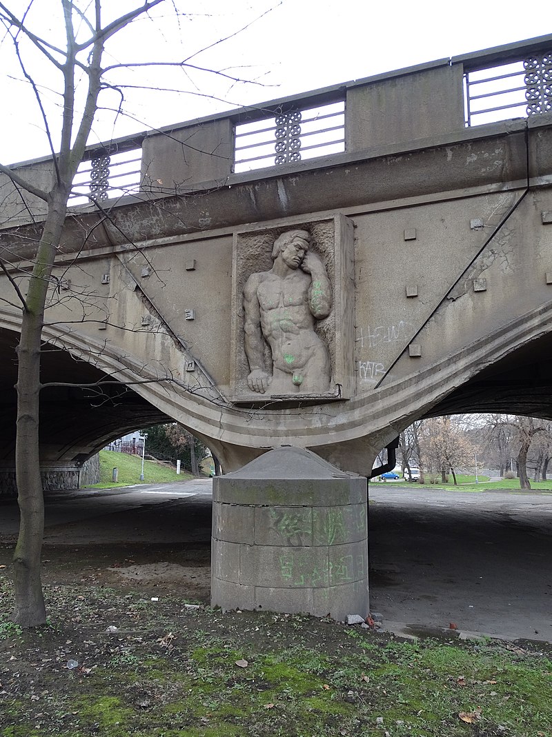 Štvanice,_Hlávkův_most,_reliéf_Rozvaha,_s_pilířem.jpg