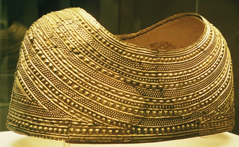 англ нач 2 тыс British_Museum_gold_thing_501594_fh000035.jpg
