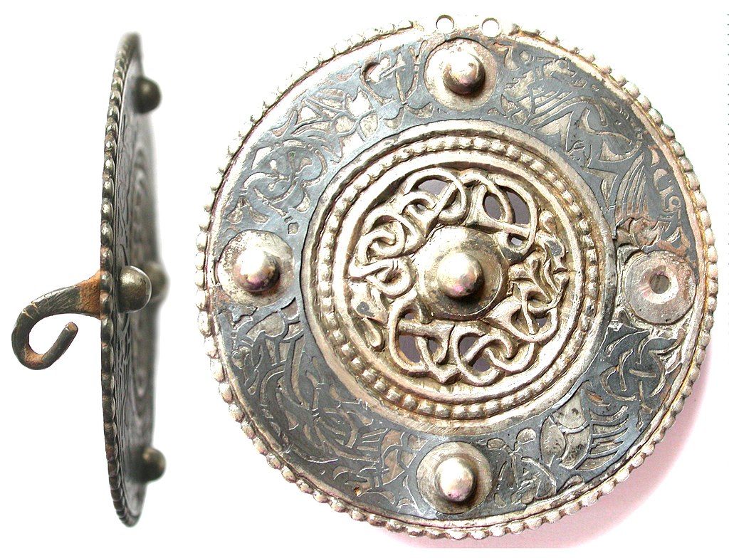 анг1024px-Early_Medieval_silver_brooch,_cleaned_(FindID_511351)_(cropped).jpg