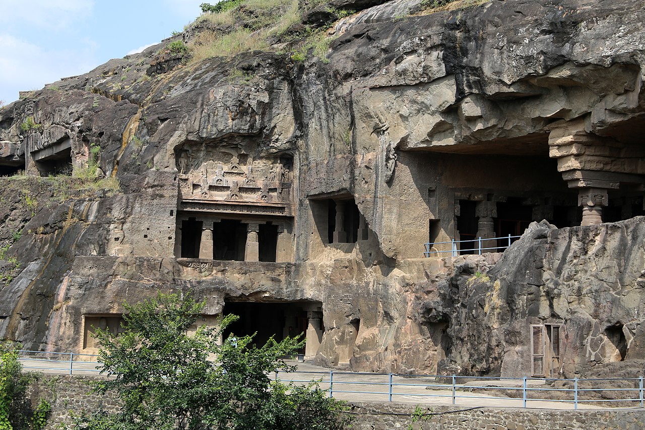 будEllora,_grotta_6,_vihara_del_650-750_ca._02.jpg