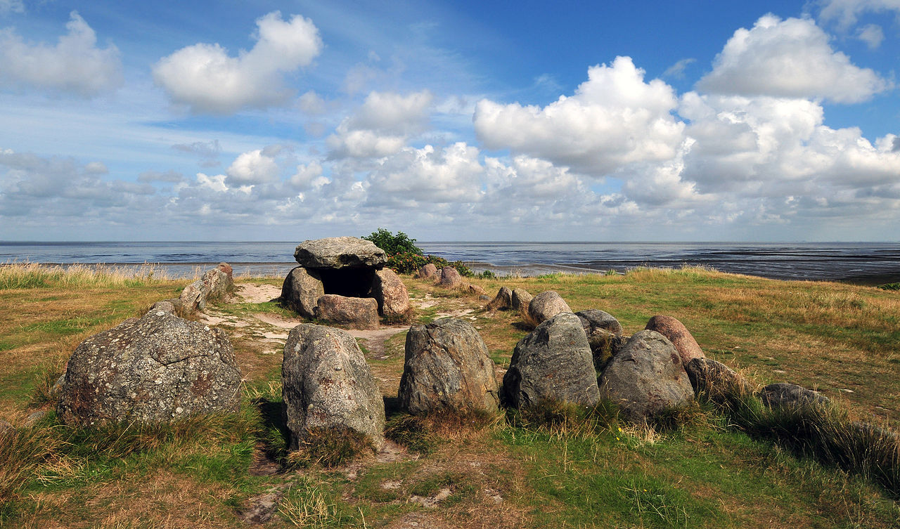 воронковидные 1280px-Megalithic_grave_Harhoog_in_Keitum,_Sylt,_Germany.jpg