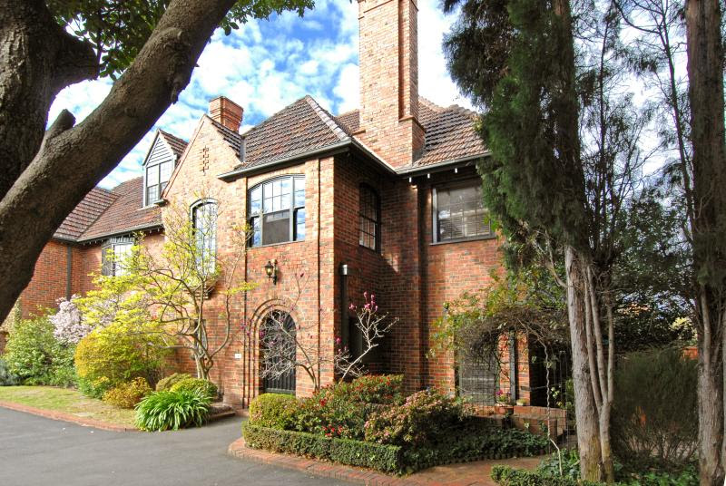 гамильтон 716-orrong-road-toorak-vic-3142-real-estate-photo-1-large-1002698.jpg