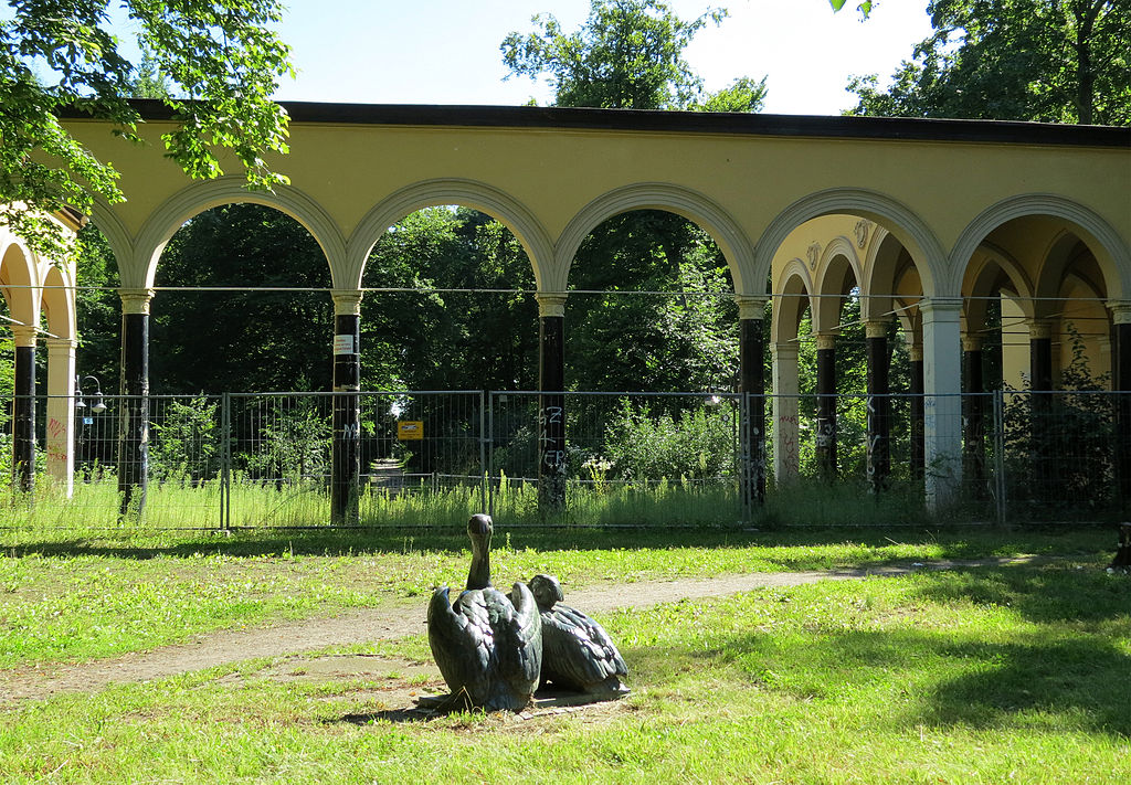 герм1024px-Ruhwaldpark_-_Pelikanpaar,_Arkaden.jpg