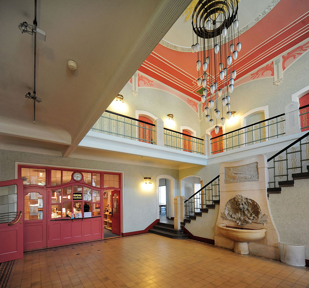 гермVom_Volksbad_zum_Kunstmuseum._Wunderschöne_Jugendstil-Eingangshalle.jpg