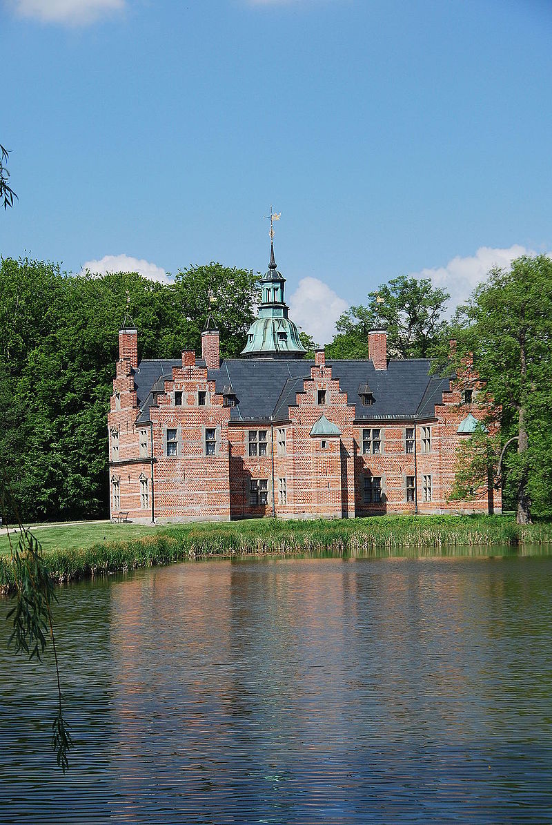 данHunting_lodge_at_Frederiksborg_Slot,_Denmark.jpg