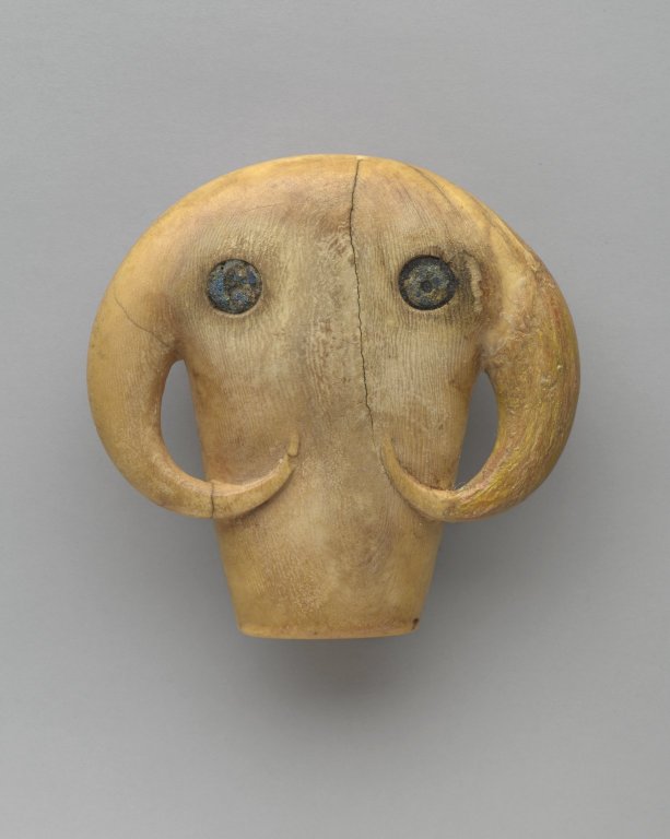 египет Amulet-v-forme-golovi-buyvola-ili-slona.-Egipet-Negada-ok.-3500-g-do-n.e.-.jpg