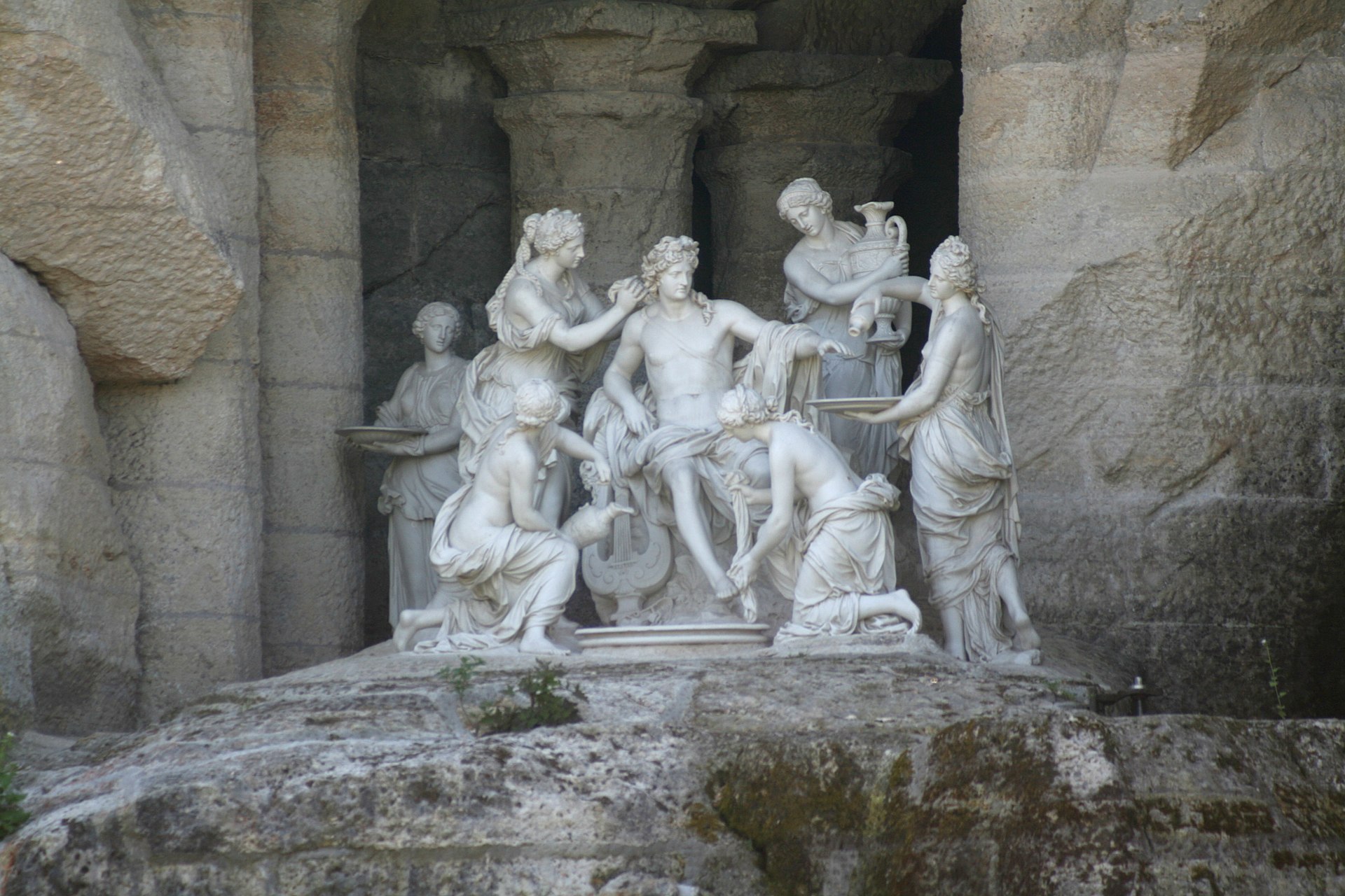 жирардонApollon_et_5_nymphes,_Bosquet_des_bains_d'Apollon,_Versailles.jpg