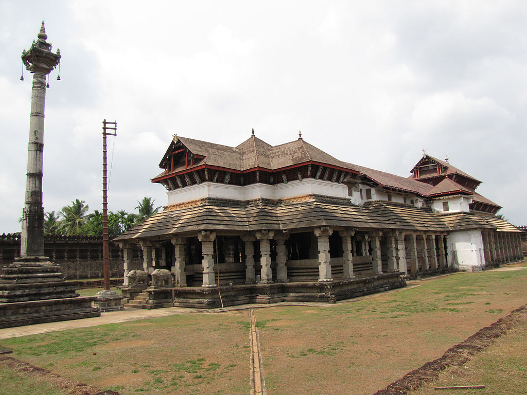 индия1024px-1000-Pillar-Temple-_Moodbidri-Right-Side-View.jpg