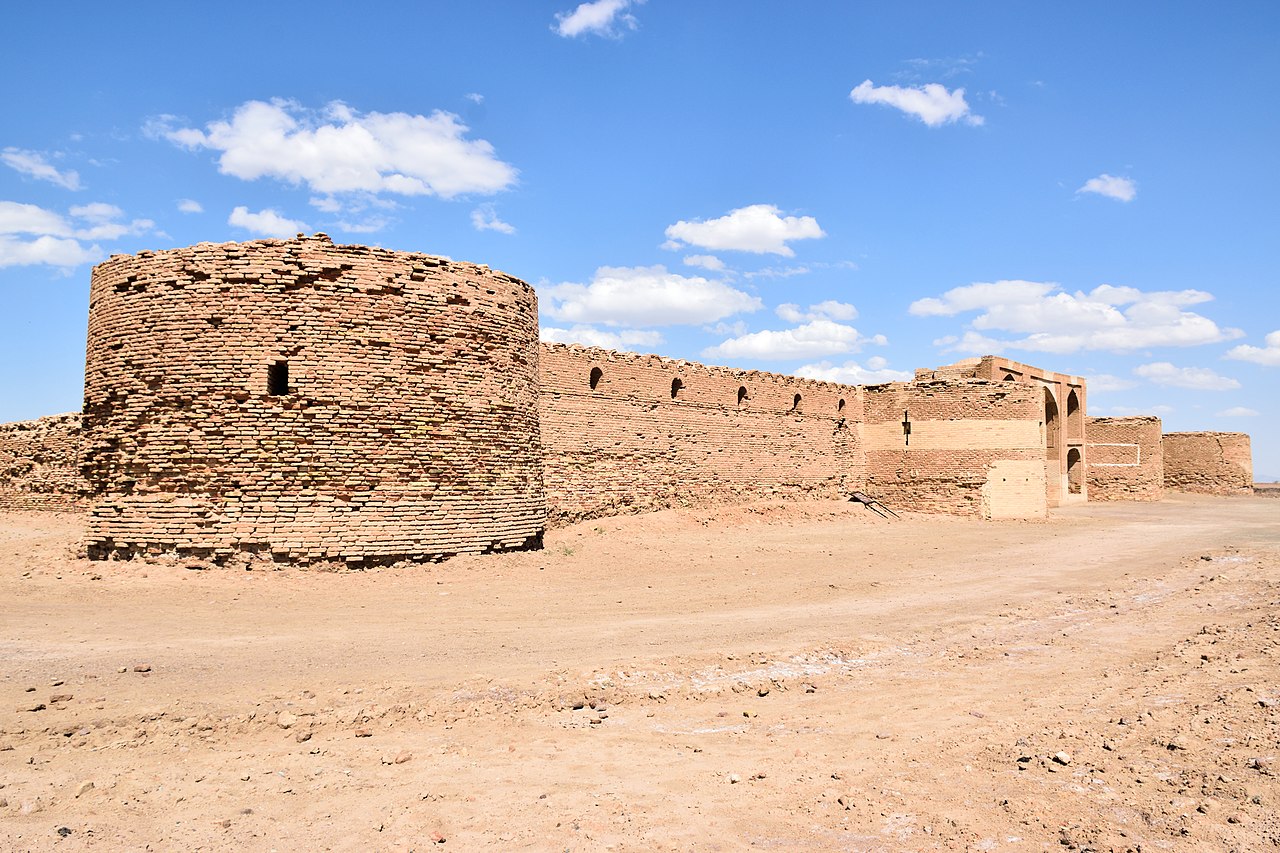 ир караван 1280px-Deyr_Gachin_Caravansary_by_Mardetanha_(1)_35.jpg