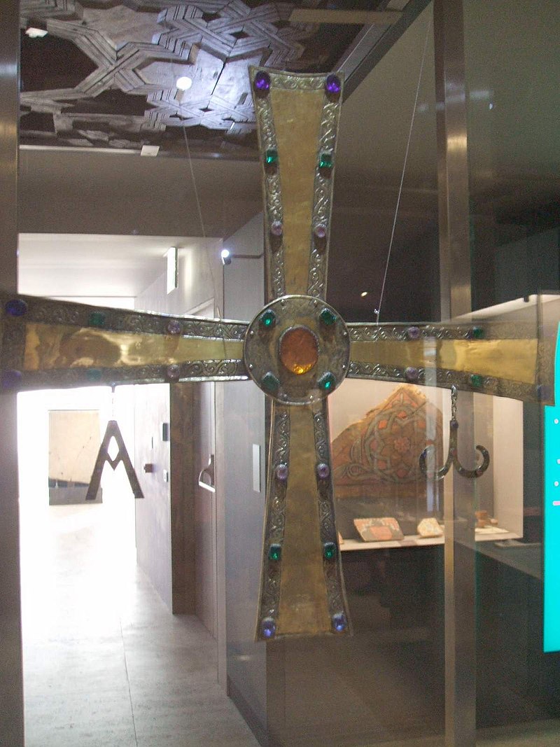 исп хр 800px-Votive_Cross_of_Santiago_de_Peñalba.jpg