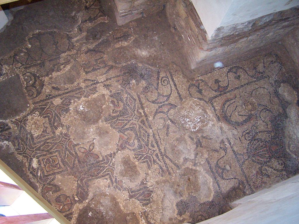 исп 1024px-Mosaico_iglesia_visigoda_en_el_interior_de_la_Mezquita.jpg