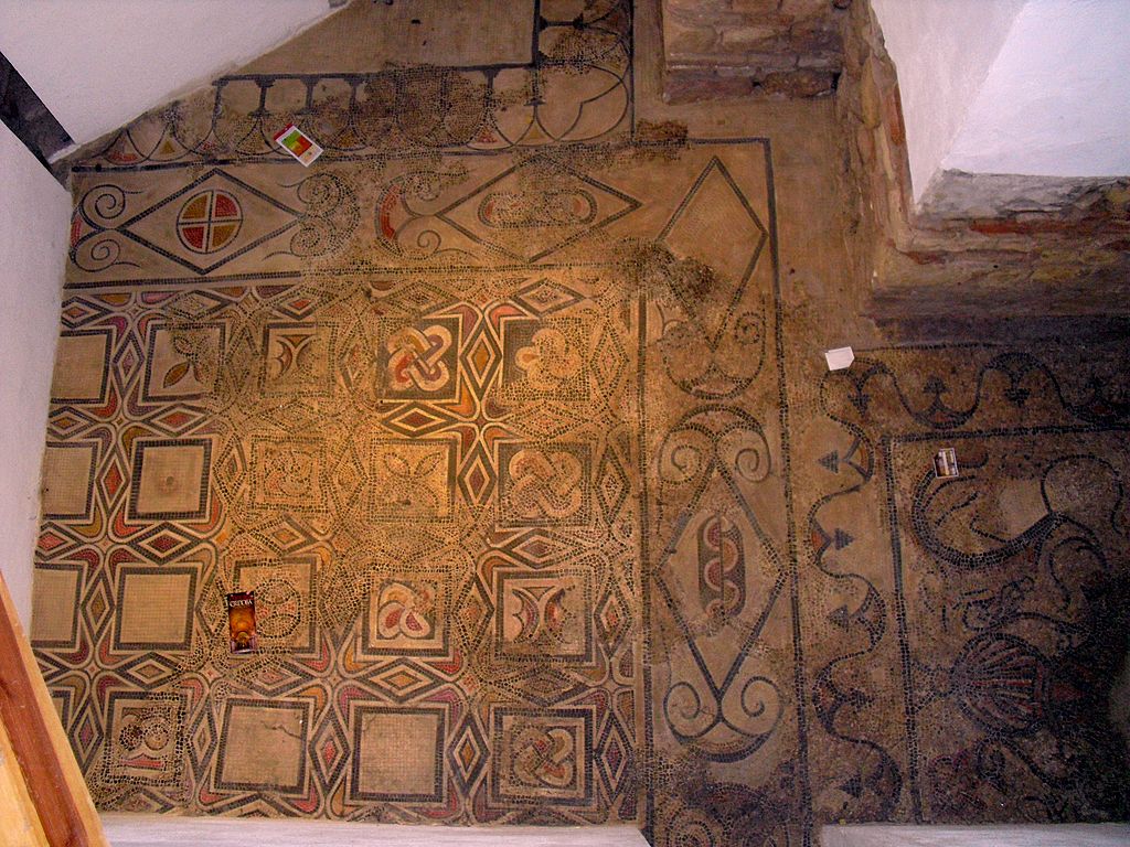 исп 1024px-Restos_de_la_basílica_de_San_Vicente_-_Mezquita_de_Córdoba.jpg