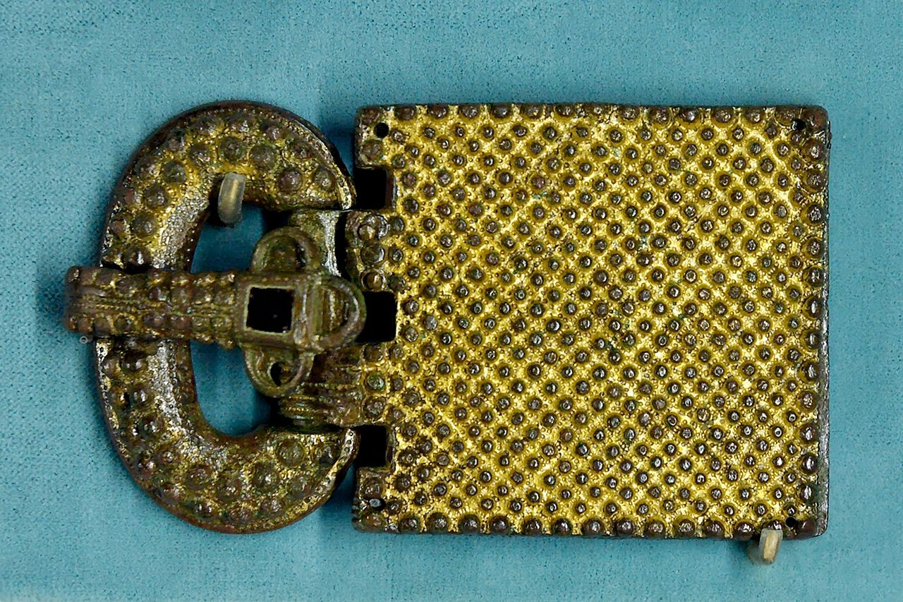 исп1280px-Visigothic_buckle_MNMA_Cl8871.jpg
