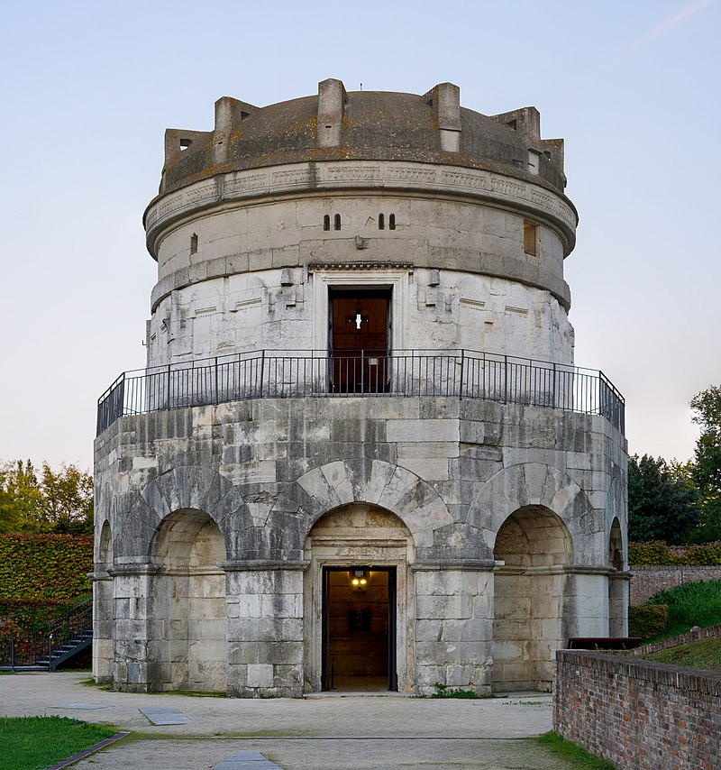ит Mausoleum_of_Theodoric_(Ravenna)_-_Exterior.jpg