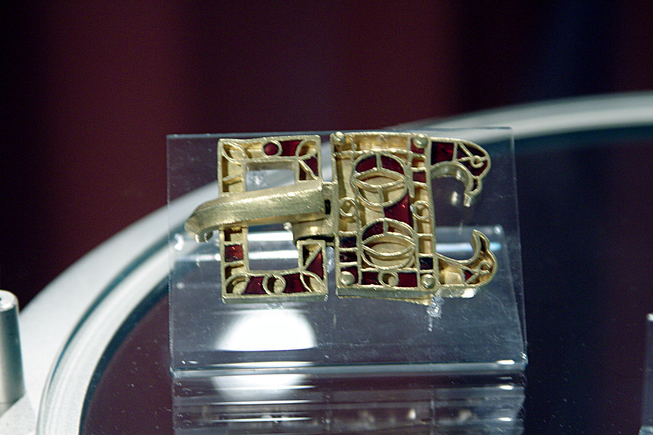 итFibula_-_5th-century_AD_-_Museo_Archeologico_-_Milan_2014.jpg