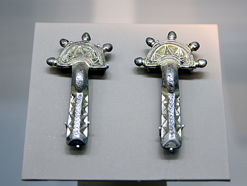 итFibulae_-_Museo_Archeologico_-_Milan_2014.jpg
