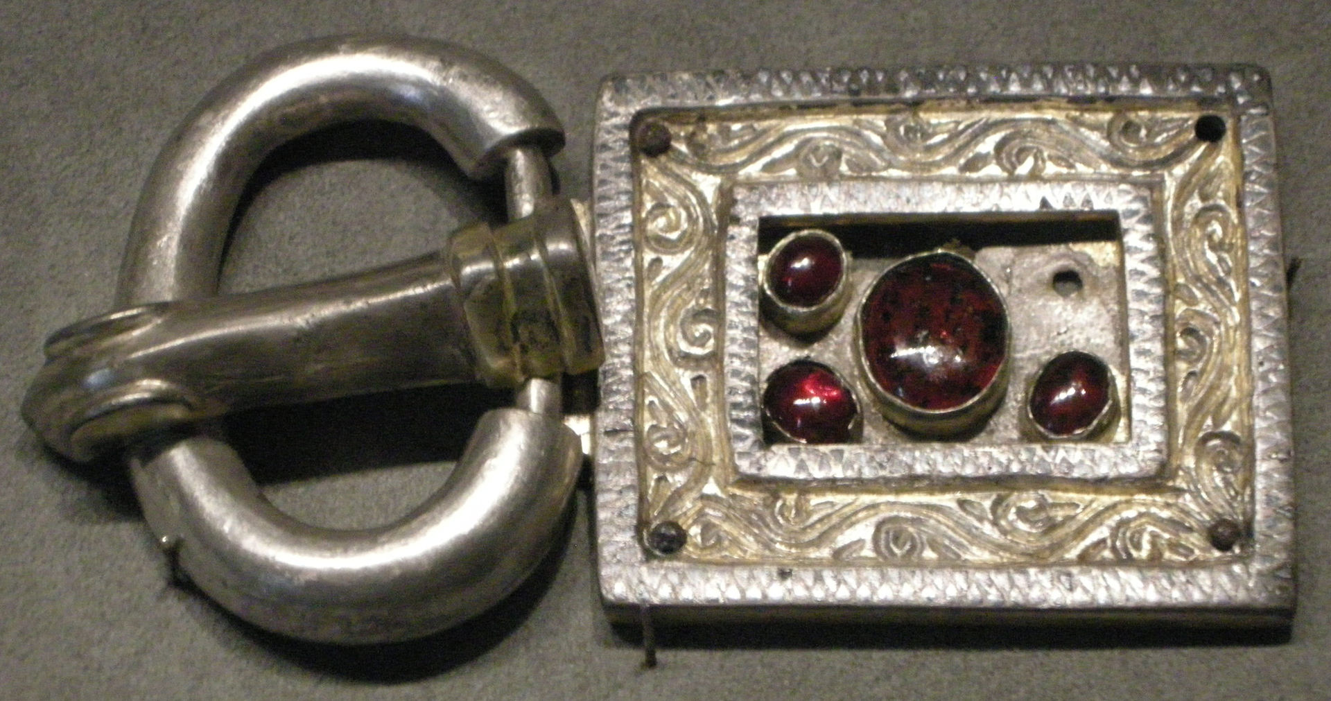 итOreficeria_ostrogota_italica,_fibula_a_staffa,_500-530_ca._02.JPG
