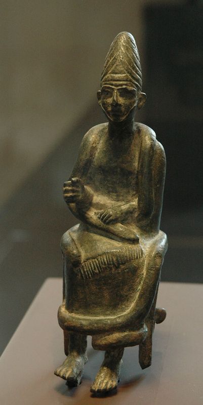катна 800px-Sitting_god_Qatna_Louvre_AO3992.jpg