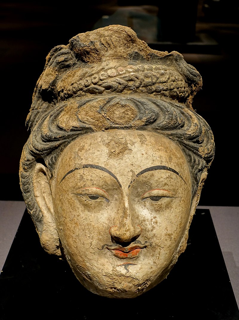 куча 800px-Head_of_Bodhisattva,_Kumtura_Caves,_China,_7th-8th_century_A.jpg