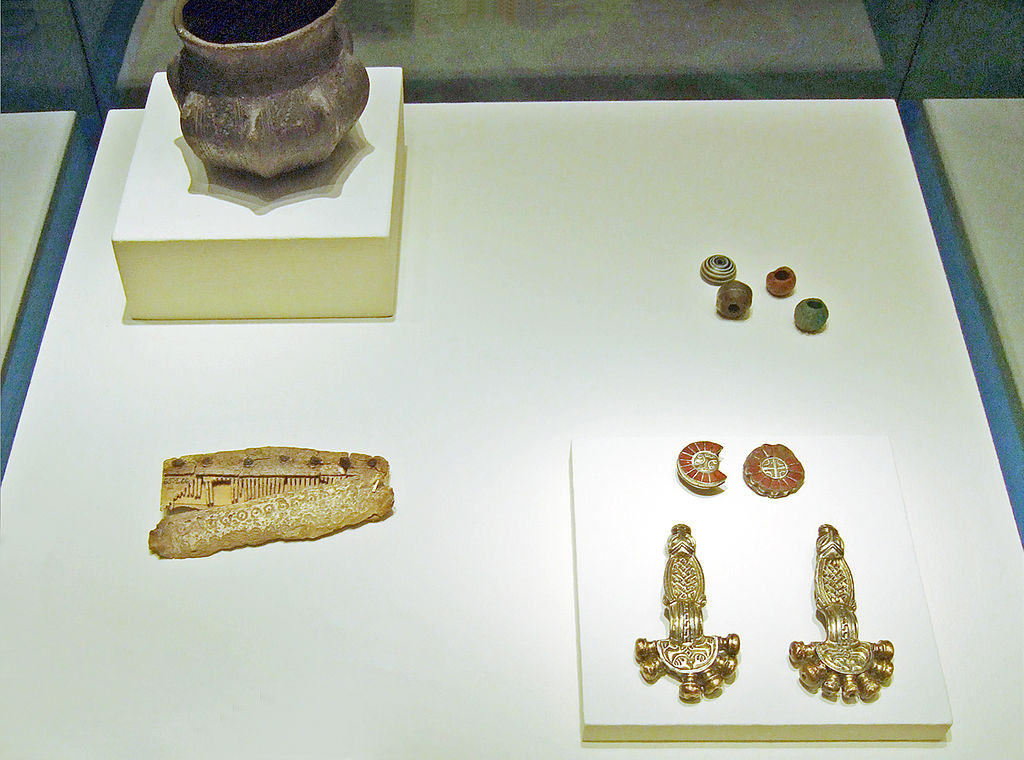 ланг1024px-Lombard_woman's_grave_goods_from_Szentendre,_Hungary.jpg