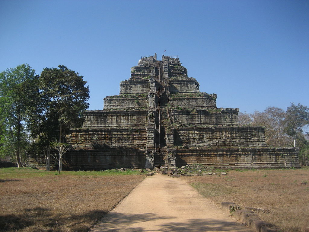 лингапура сер10 1024px-Koh_Ker,_Prasat_Thom_(6225843693).jpg