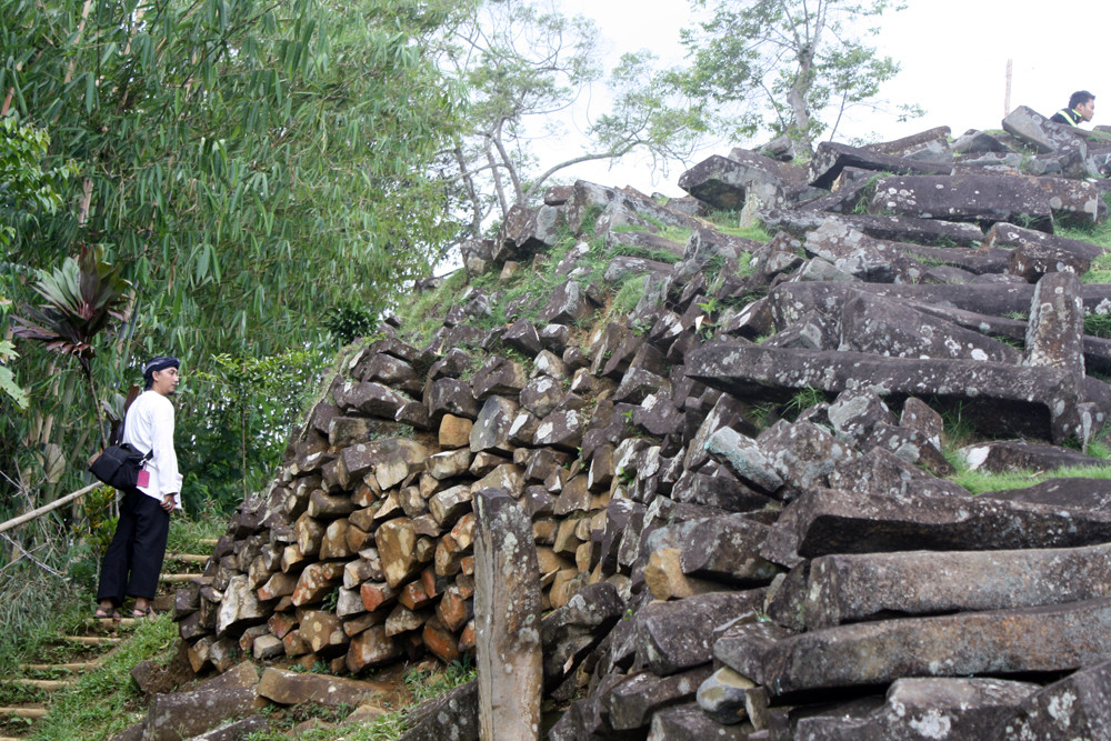 мегалит явы  гунунг паданг gunung-pandang-4.jpg